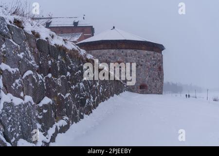 Kanonenturm der Burg Hame (Schloss Tavastia) an einem verschneiten Tag im Winter. Hameenlinna, Finnland. Stockfoto