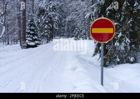 Verkehrsschild „kein Zutritt“ neben einer schneebedeckten Straße im Winter. Hameenlinna, Finnland. Stockfoto