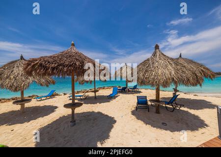 Wunderschöne Aussicht auf Sonnenliegen und Sonnenschirme am Sandstrand Atlantischer Ozean des Hotels. Aruba. Stockfoto