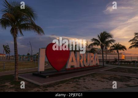 Wunderschöne Aussicht auf Briefe Ich liebe Aruba im Zentrum von Oranjestad, der Hauptstadt von Aruba bei Sonnenuntergang. Stockfoto