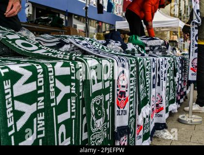 Plymouth Argyle-Fans kommen nach Wembley während des Papa John's Trophy Final Match Bolton Wanderers vs Plymouth Argyle im Wembley Stadium, London, Großbritannien, 2. April 2023 (Foto: Stan Kasala/News Images) Stockfoto