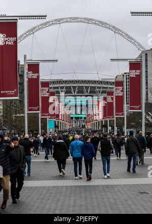 Plymouth Argyle-Fans kommen nach Wembley während des Papa John's Trophy Final Match Bolton Wanderers vs Plymouth Argyle im Wembley Stadium, London, Großbritannien, 2. April 2023 (Foto: Stan Kasala/News Images) Stockfoto