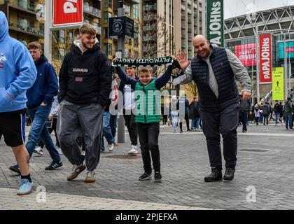 Plymouth Argyle-Fans kommen nach Wembley während des Papa John's Trophy Final Match Bolton Wanderers vs Plymouth Argyle im Wembley Stadium, London, Großbritannien, 2. April 2023 (Foto: Stan Kasala/News Images) Stockfoto