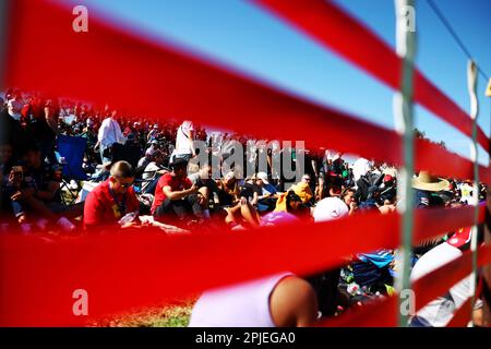 Melbourne, Australien. 02. April 2023. Atmosphäre des Stromkreises – Lüfter. Großer Preis Australiens, Sonntag, 2. April 2023. Albert Park, Melbourne, Australien. Kredit: James Moy/Alamy Live News Stockfoto