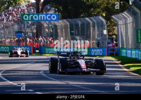 Melbourne, Australien. 2. April 2023. Alfa Romeo Fahrer Zhou Guanyu aus China fährt während des australischen Formel-1-Grand Prix in Melbourne, Australien, 2. April 2023. Kredit: Qian Jun/Xinhua/Alamy Live News Stockfoto