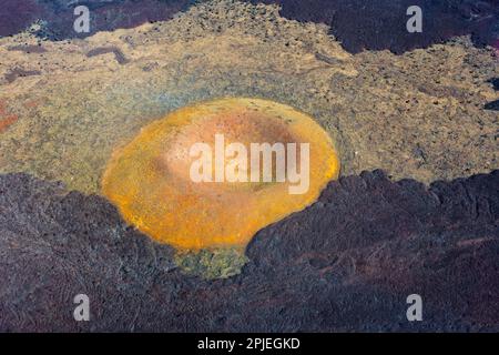 Unheimliche Schönheit eines zusammengefallenen Vulkankraters auf Hawaii Big Island, mit komplexen Texturen und Formen, die durch die verfestigten Lavaströme geschaffen wurden. Stockfoto