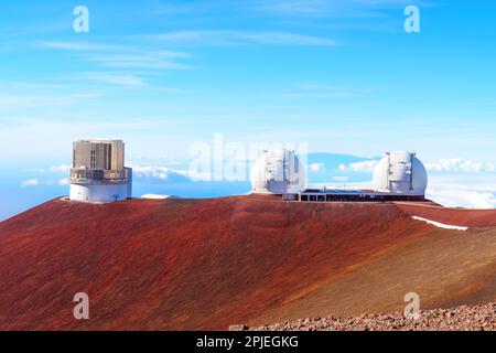 Eine Gruppe astronomischer Forschungseinrichtungen auf dem Gipfel des Mauna Kea auf der Big Island von Hawaii. Stockfoto