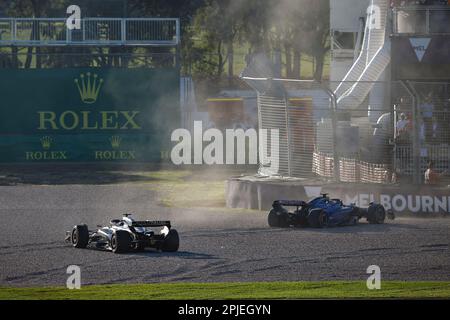 Melbourne, Australie. 02. April 2023. 21 DE VRIES Nyck (Ned), Scuderia AlphaTauri AT04, Action 02 SARSERGEANT Logan (usa), Williams Racing FW45, Action Crash, Unfall, während der Formel 1 Rolex Australian Grand Prix 2023, 3. Runde der Formel-1-Weltmeisterschaft 2023 von 31. März bis 2. April 2023 auf der Albert Park Circuit, In Melbourne, Australien - Photo Xavi Bonilla/DPPI Credit: DPPI Media/Alamy Live News Stockfoto