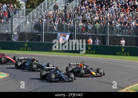 63 RUSSELL George (gbr), Mercedes AMG F1 Team W14, Action 01 VERSTAPPEN Max (nld), Red Bull Racing RB19, Action während der Formel 1 Rolex Australian Grand Prix 2023, 3. Runde der Formel-1-Weltmeisterschaft 2023 vom 31. März bis 2. April 2023 auf dem Albert Park Circuit, In Melbourne, Australien - Foto: Dppi/DPPI/LiveMedia Stockfoto