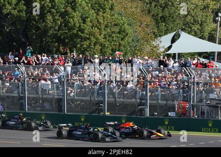 63 RUSSELL George (gbr), Mercedes AMG F1 Team W14, Action 01 VERSTAPPEN Max (nld), Red Bull Racing RB19, Action während der Formel 1 Rolex Australian Grand Prix 2023, 3. Runde der Formel-1-Weltmeisterschaft 2023 vom 31. März bis 2. April 2023 auf dem Albert Park Circuit, In Melbourne, Australien - Foto: Dppi/DPPI/LiveMedia Stockfoto