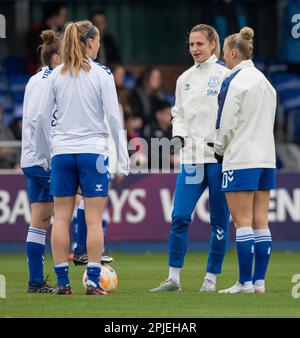 Walton Hall Park, Liverpool, Merseyside, England. 2. April 2023 Das Everton Team wärmt sich auf, während Everton Football Club Women V Tottenham Hotspur Football Club Women im Walton Hall Park, in der Women's Super League (WSL)/Barclays Women's Super League (BWSL). (Bild: ©Cody Froggatt/Alamy Live News) Stockfoto