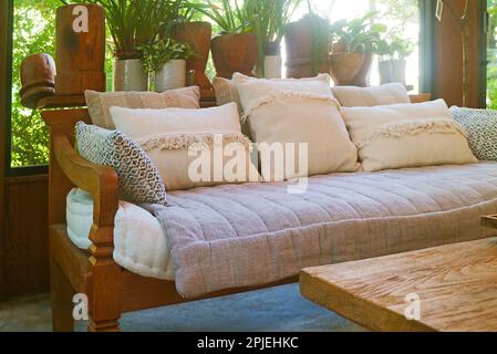 Gemütliches Sofa mit flauschigen Kissen im Wohnzimmer Stockfoto