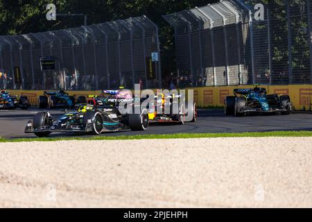 Melbourne, Australien. 02. April 2023. 2. April 2023: Melbourne Grand Prix Circuit, Melbourne, Victoria, Australien: Australian Formula 1 Grand Prix: Race Day: Race restart as George Russel führt Verstappen in die Ecke 1 Credit: Action Plus Sports Images/Alamy Live News Stockfoto