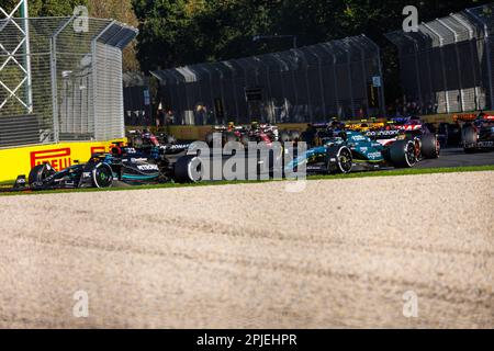 Melbourne, Australien. 02. April 2023. 2. April 2023: Melbourne Grand Prix Circuit, Melbourne, Victoria, Australien: Australian Formula 1 Grand Prix: Race Day: Race restart at as Lewis Hamiltpon Leonso in the 1. Corner Credit: Action Plus Sports Images/Alamy Live News Stockfoto