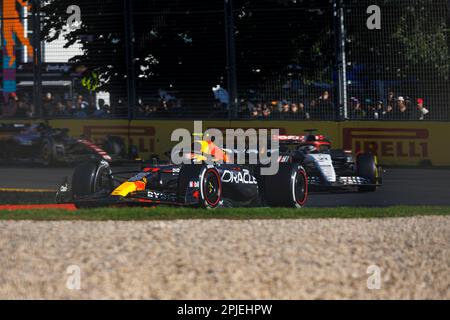 Melbourne, Australien. 02. April 2023. 2. April 2023: Melbourne Grand Prix Circuit, Melbourne, Victoria, Australien: Australian Formula 1 Grand Prix: Renntag: Nummer 11 Red Bull Fahrer Sergio Perez während des Rennens Guthaben: Action Plus Sports Images/Alamy Live News Stockfoto