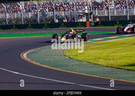 Melbourne, Australien. 02. April 2023. 2. April 2023: Melbourne Grand Prix Circuit, Melbourne, Victoria, Australien: Australian Formula 1 Grand Prix: Renntag: Nummer 11 Red Bull Fahrer Sergio Perez während des Rennens Guthaben: Action Plus Sports Images/Alamy Live News Stockfoto