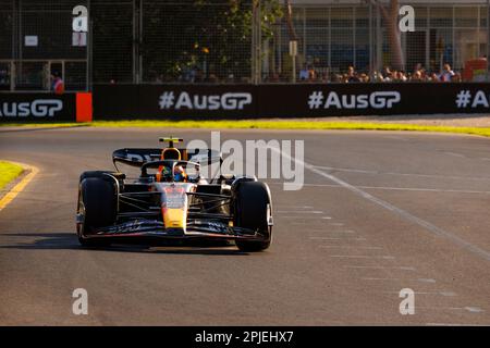 Melbourne, Australien. 02. April 2023. 2. April 2023: Melbourne Grand Prix Circuit, Melbourne, Victoria, Australien: Australian Formula 1 Grand Prix: Renntag: Nummer 11 Red Bull Fahrer Sergio Perez während des Rennens Guthaben: Action Plus Sports Images/Alamy Live News Stockfoto