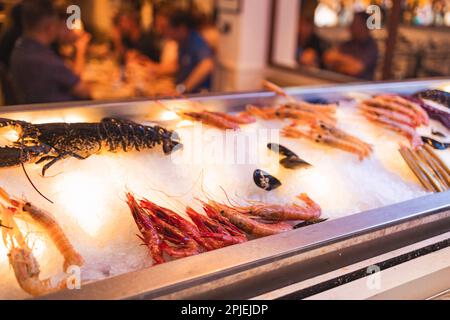 Frische Garnelen viele frische Garnelen auf Eis im offenen Markt in einem Barcelona, Spanien Stockfoto