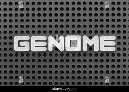 Weißer Buchstabe im Wort Genom auf schwarzem Pinnwand-Hintergrund Stockfoto