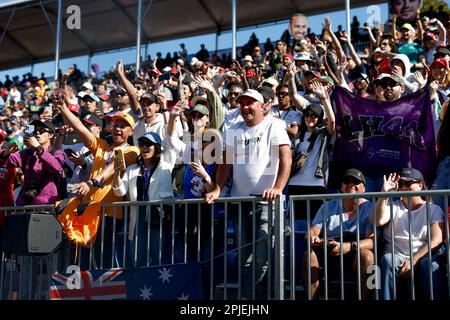 Melbourne, Australie. 02. April 2023. Zuschauer, Fans während der Formel 1 Rolex Australian Grand Prix 2023, 3. Runde der Formel-1-Weltmeisterschaft 2023 vom 31. März bis 2. April 2023 auf dem Albert Park Circuit in Melbourne, Australien – Foto DPPI Credit: DPPI Media/Alamy Live News Stockfoto