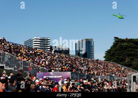 Melbourne, Australie. 02. April 2023. Zuschauer, Fans während der Formel 1 Rolex Australian Grand Prix 2023, 3. Runde der Formel-1-Weltmeisterschaft 2023 vom 31. März bis 2. April 2023 auf dem Albert Park Circuit in Melbourne, Australien – Foto DPPI Credit: DPPI Media/Alamy Live News Stockfoto