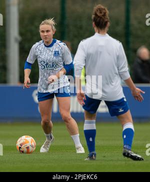 Walton Hall Park, Liverpool, Merseyside, England. 2. April 2023 Evertons Izzy Christiansen wärmt sich auf, während Everton Football Club Women V Tottenham Hotspur Football Club Women im Walton Hall Park in der Women's Super League (WSL)/Barclays Women's Super League (BWSL) spielt. (Bild: ©Cody Froggatt/Alamy Live News) Stockfoto