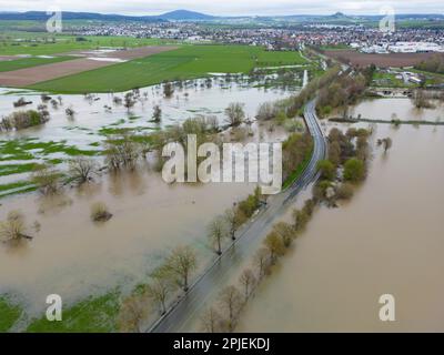 Heuchelheim, Deutschland. 02. April 2023. Straßen und Wege sind in Mittelhessen überflutet (Luftaufnahme mit einer Drohne). Nach Tagen anhaltenden Regens haben viele Flüsse und Bäche ihre Ufer geplündert. Kredit: Boris Roessler/dpa/Alamy Live News Stockfoto