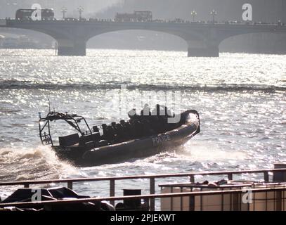 Polizeirippenboot auf der Themse in Westminster Stockfoto