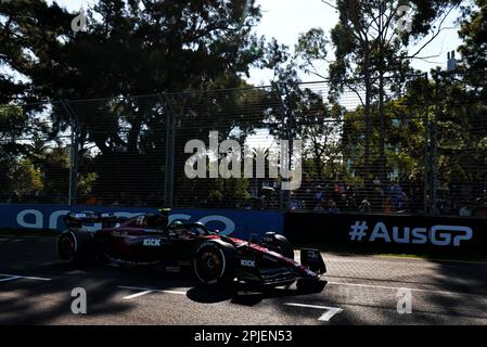 Melbourne, Australien. 02. April 2023. Zhou Guanyu (CHN) Alfa Romeo F1 Team C43. Großer Preis Australiens, Sonntag, 2. April 2023. Albert Park, Melbourne, Australien. Kredit: James Moy/Alamy Live News Stockfoto