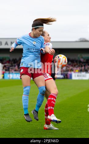 London, Großbritannien. 28. März 2023. London, England, April 2. 2023: Lia Walti (13 Arsenal) und Yui Hasegawa (25 Manchester City) kämpfen beim Barclays FA Women's Super League-Fußballspiel zwischen Arsenal und Manchester City im Meadow Park in London um den Ball. (James Whitehead/SPP) Kredit: SPP Sport Press Photo. Alamy Live News Stockfoto