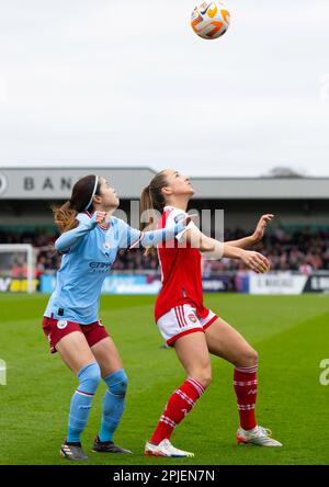 London, Großbritannien. 28. März 2023. London, England, April 2. 2023: Lia Walti (13 Arsenal) und Yui Hasegawa (25 Manchester City) kämpfen beim Barclays FA Women's Super League-Fußballspiel zwischen Arsenal und Manchester City im Meadow Park in London um den Ball. (James Whitehead/SPP) Kredit: SPP Sport Press Photo. Alamy Live News Stockfoto