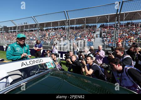 Fernando Alonso (ESP) Aston Martin F1 Team auf der Fahrerparade. Kredit: James Moy/Alamy Live News Stockfoto