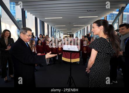 Belfast, Großbritannien. 27. März 2023. Chinesischer Botschafter im Vereinigten Königreich (UK) Zheng Zeguang (Front, L) spricht mit Elena Garcia (Front, R), Lehrerin und Musikkoordinatorin der Millburn Primary School, nachdem der Schulchor mit dem Gesang „Let Love Fill the World“ auf Chinesisch fertig war, in Belfast, Nordirland, Vereinigtes Königreich, März 27, 2023. ZU "Feature: N. Ireland Chöre singen chinesische Lieder, fördern kulturellen Austausch". Credit: Li Ying/Xinhua/Alamy Live News Stockfoto