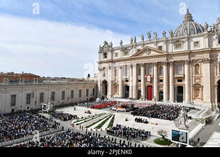 Vatikan, Vatikan. 02. April 2023. Italien, Rom, Vatikan, 2023/4/2. Papst Franziskus feiert die Heilige Messe der Palme Sonntag im Petersdom, Vatikanstadt. Palm Sunday ist ein christliches Festmahl, das am Sonntag vor Ostern fällt. Das Festmahl erinnert an den Eintritt Jesu in Jerusalem, ein Ereignis, das in jedem der vier christlichen kanonischen Evangelien von den Vatikanischen Medien/katholischen Pressefotos erwähnt wird. BESCHRÄNKT AUF REDAKTIONELLE VERWENDUNG - KEIN MARKETING - KEINE WERBEKAMPAGNEN. Kredit: Unabhängige Fotoagentur/Alamy Live News Stockfoto