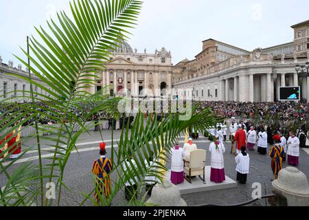 Vatikan, Vatikan. 02. April 2023. Italien, Rom, Vatikan, 2023/4/2. Papst Franziskus feiert die Heilige Messe der Palme Sonntag im Petersdom, Vatikanstadt. Palm Sunday ist ein christliches Festmahl, das am Sonntag vor Ostern fällt. Das Festmahl erinnert an den Eintritt Jesu in Jerusalem, ein Ereignis, das in jedem der vier christlichen kanonischen Evangelien von den Vatikanischen Medien/katholischen Pressefotos erwähnt wird. BESCHRÄNKT AUF REDAKTIONELLE VERWENDUNG - KEIN MARKETING - KEINE WERBEKAMPAGNEN. Kredit: Unabhängige Fotoagentur/Alamy Live News Stockfoto