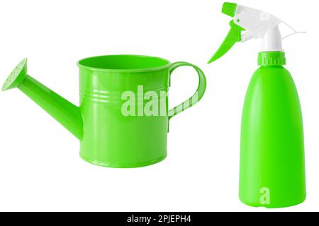 Grüne Gießkanne und Sprühflasche für die Pflanzenpflege, isoliert auf weiß. Stockfoto