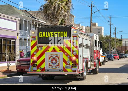Galveston, Texas, USA - Februar 2023: Feuerwehrwagen mit blinkenden Lichtern hielt auf einer der Straßen der Stadt an Stockfoto