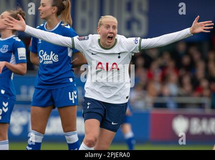 Walton Hall Park, Liverpool, Merseyside, England. 2. April 2023 Tottenham's Eveliina Summanen feiert ihr Tor bei Everton Football Club Women V Tottenham Hotspur Football Club Women im Walton Hall Park in der Women's Super League (WSL)/Barclays Women's Super League (BWSL). (Bild: ©Cody Froggatt/Alamy Live News) Stockfoto