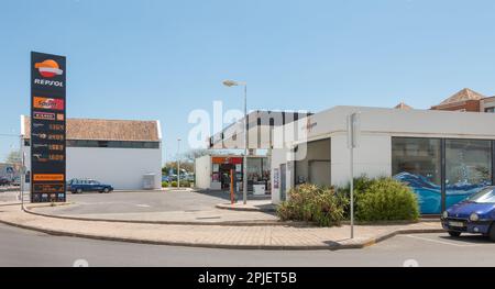 Tavira, Portugal - 3. Mai 2018: REPSOL-Tankstelle im Stadtzentrum an einem Frühlingstag Stockfoto