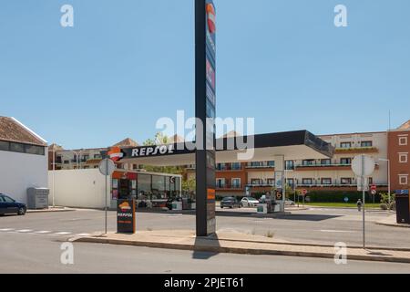 Tavira, Portugal - 3. Mai 2018: REPSOL-Tankstelle im Stadtzentrum an einem Frühlingstag Stockfoto