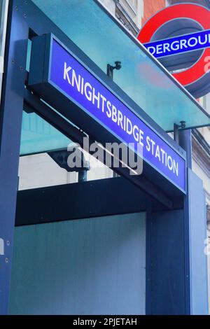 City of London, England, 20. August 2021: Schwarzweißfoto des Schilds für die U-Bahn-Station in Knightsbridge, London Stockfoto
