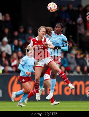 Arsenals Lia Walti und Khadija Shaw von Manchester City kämpfen beim Barclays Women's Super League-Spiel im LV Bet Stadium Meadow Park, Borehamwood, um den Ball. Foto: Sonntag, 2. April 2023. Stockfoto