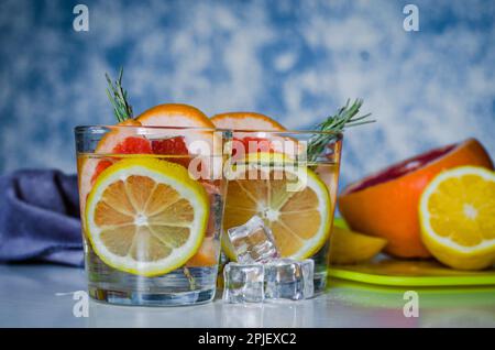 Erfrischendes Getränk mit frischer Grapefruit und Zitrone Stockfoto