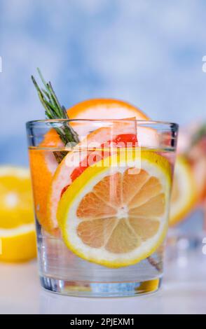 Erfrischendes Getränk mit frischer Grapefruit und Zitrone Stockfoto