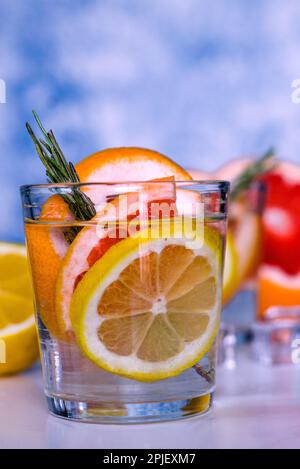 Erfrischendes Getränk mit frischer Grapefruit und Zitrone Stockfoto