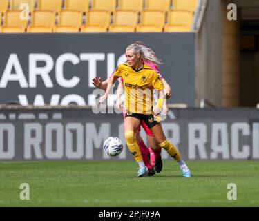 Wolverhampton, Großbritannien. 02. April 2023. Wolverhampton Wanderers' Tammi George in Aktion vom 02. April 2023 im Wolverhampton Wanderers Football Club, The Molineux, Wolverhampton, Vereinigtes Königreich während des Spiels der FA Women's National League Northern Premier Division zwischen Wolverhampton Wanderers & Huddersfield Town Credit: Stu Leggett/Alamy Live News Stockfoto