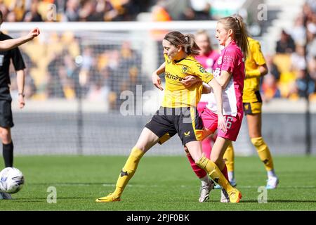 Wolverhampton, Großbritannien. 02. April 2023. Wolverhampton Wanderers' Jade Cross wird von Laura Hulme von Huddersfield unter Druck gesetzt, die am 02. April 2023 im Wolverhampton Wanderers Football Club, The Molineux, Wolverhampton, Großbritannien, während des Spiels der FA Women’s National League Northern Premier Division zwischen Wolverhampton Wanderers & Huddersfield Town Credit: Stu Leggett/Alamy Live News aufgenommen wurde Stockfoto