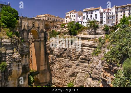 Die spektakuläre Puente Nuevo Brücke und Schlucht in der malerischen Stadt Ronda in Andalusien, Spanien Stockfoto