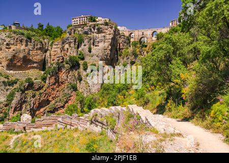 Die riesige Felswand an der berühmten Brücke Puente Nuevo in der andalusischen Stadt Ronda in der Provinz Malaga, Spanien Stockfoto