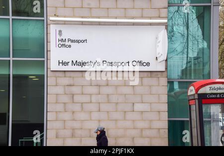 London, Großbritannien. 2. April 2023 Ehemaliges HM Passport Office in Victoria, das nun dauerhaft geschlossen ist. Die Mitarbeiter des Passamts werden ab dem 3. April fünf Wochen lang streiken. Kredit: Vuk Valcic/Alamy Live News Stockfoto